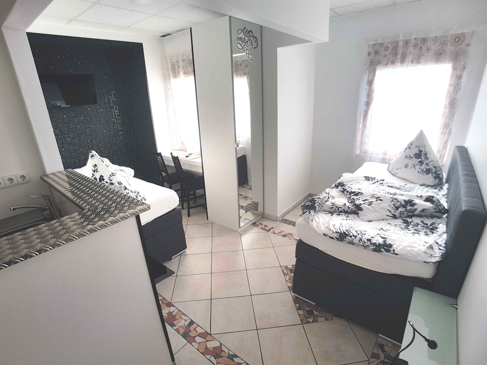 Standard Double Room, 2 Twin Beds, Non Smoking, Refrigerator & Microwave photo 2