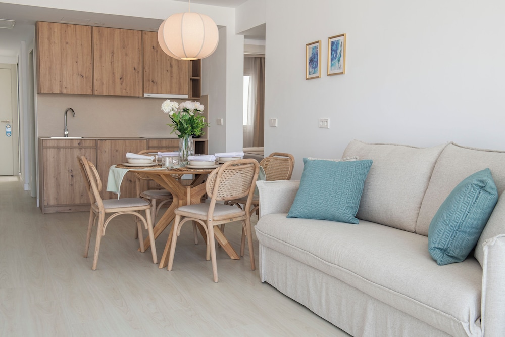 Suite, 2 Bedrooms, Poolside (2+3 children free)