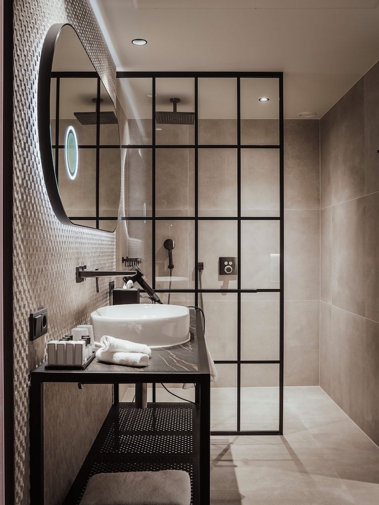 Deluxe Room, 1 King Bed, Bathtub - Photo 5