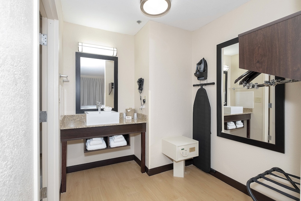 Premium Suite, Multiple Beds (Upgraded Bedding & Snack, Smoke Free) - Photo 10