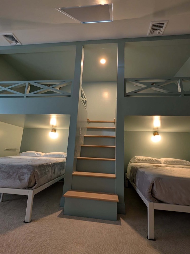 Suite #5 photo 1