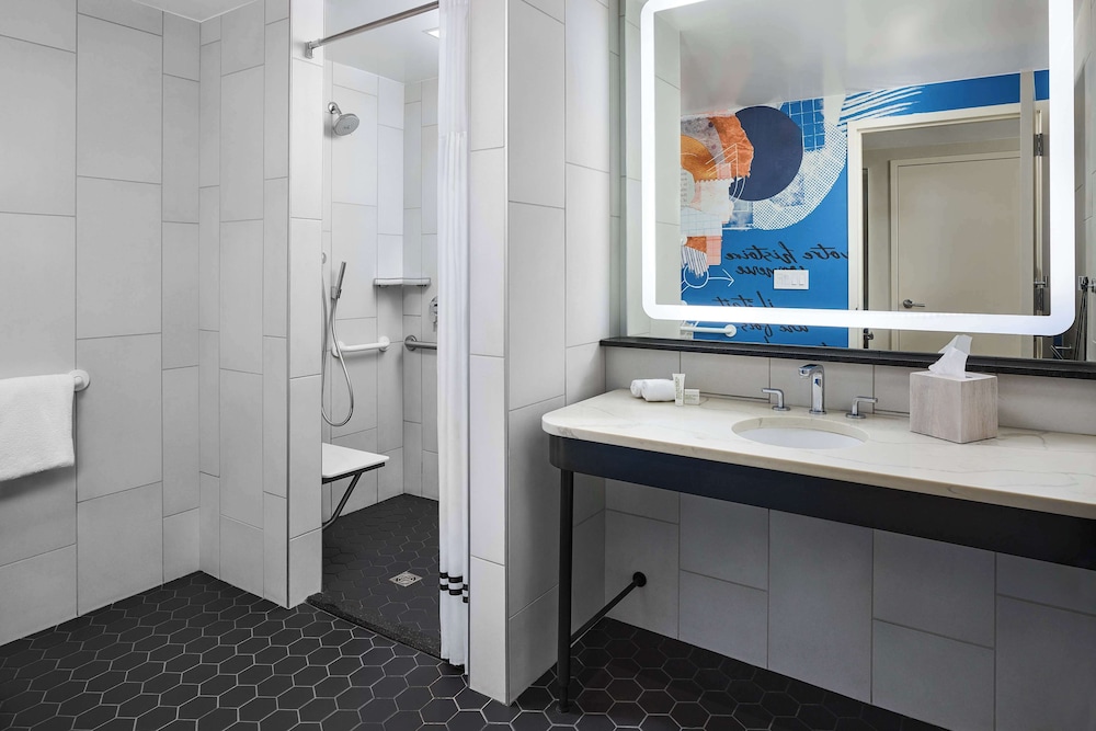 Deluxe Room, 1 King Bed, Accessible (3x3 Shower) thumbnail 5