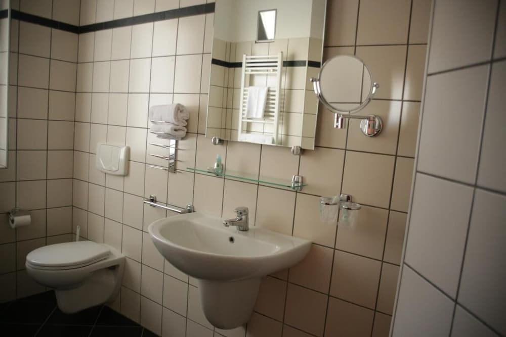 Zimmer im Gästezimmer - Geräumiges Doppelzimmer in Alba, Foto 16