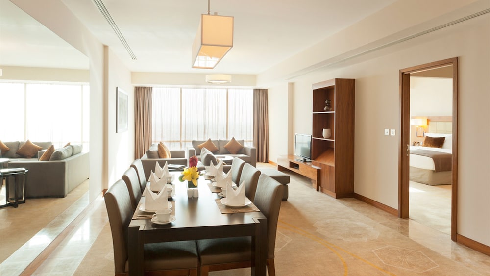 Suite, 4 Bedrooms - Photo 4