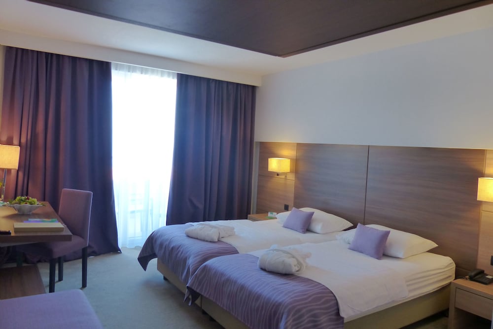 Superior Twin Room with Extra Bed, Sea Side, Balcony - Photo 1