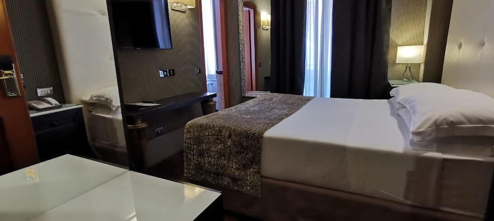 Standard Double or Twin Room thumbnail 6