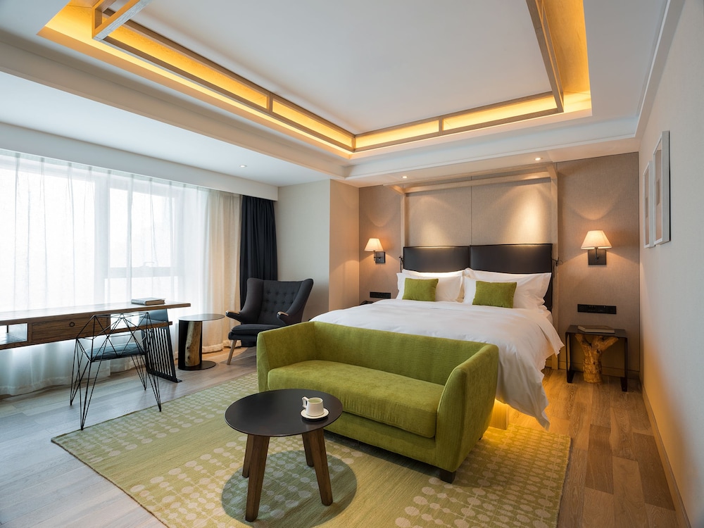 Elegant Queen Room photo 2