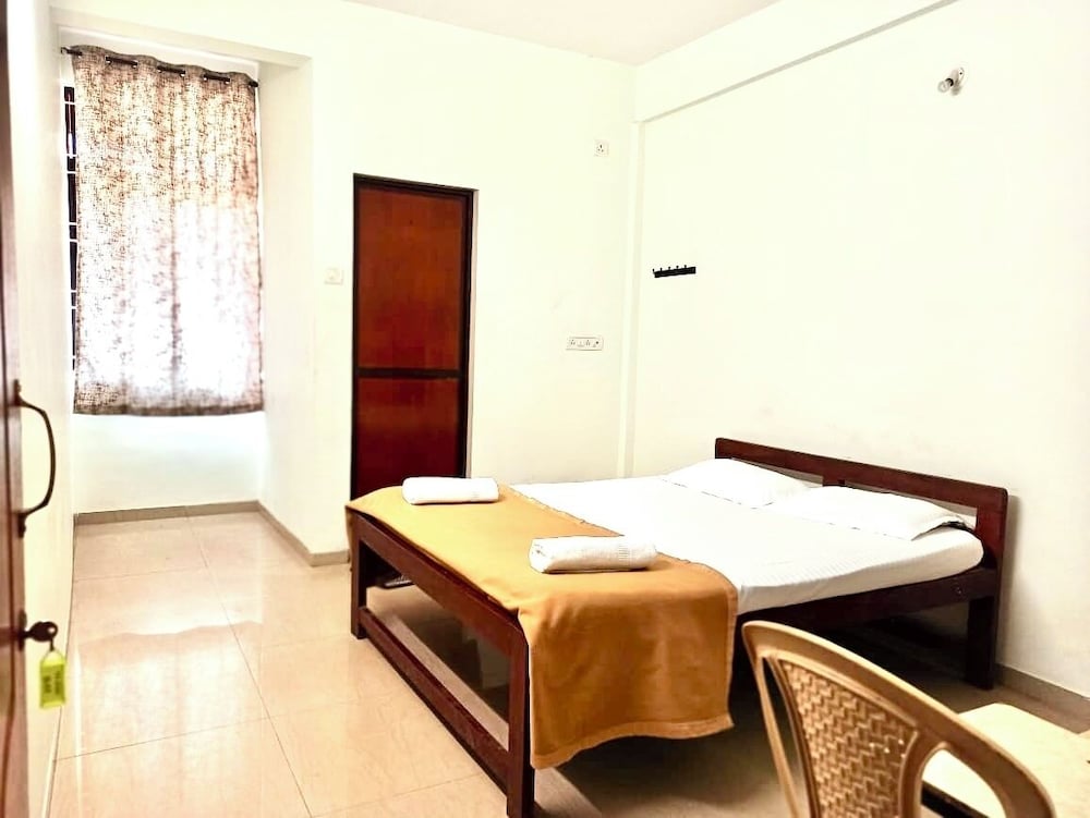 Economy Double Room, 1 Queen Bed, Private Bathroom, Beachside
