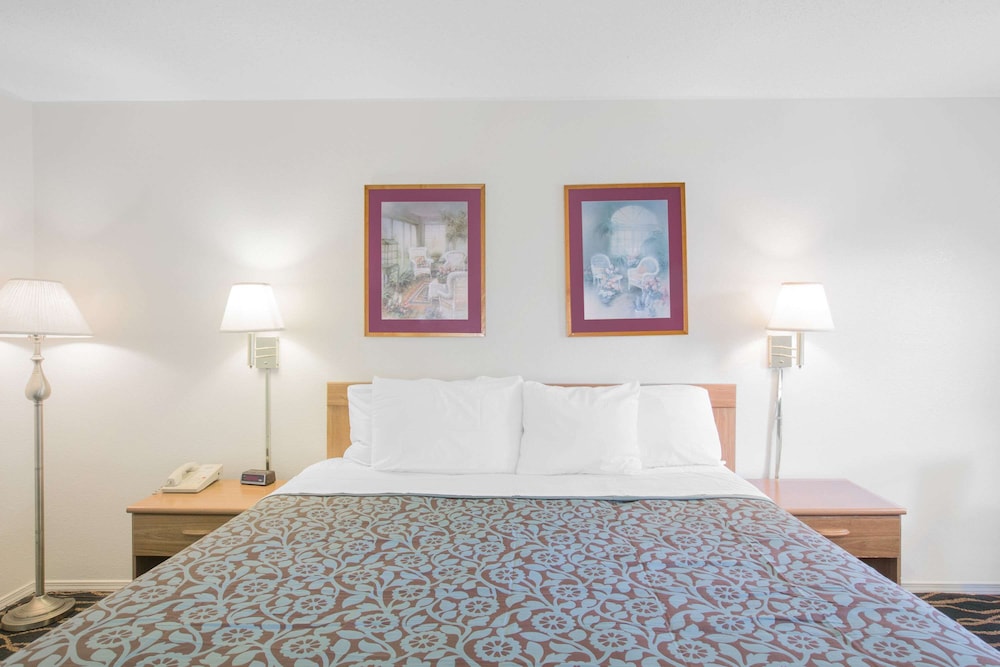Standard Room, 1 King Bed photo 1