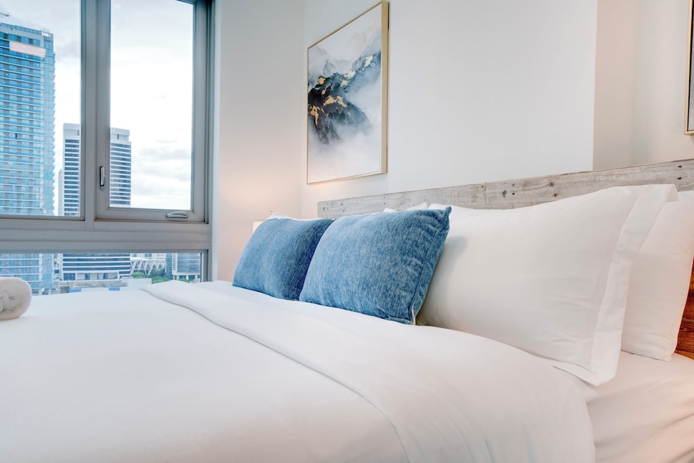 Deluxe Condo, Balcony, City View photo 1