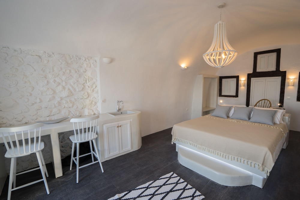 Artemis Suite with Outdoor heated Jacuzzi & Caldera View photo 1
