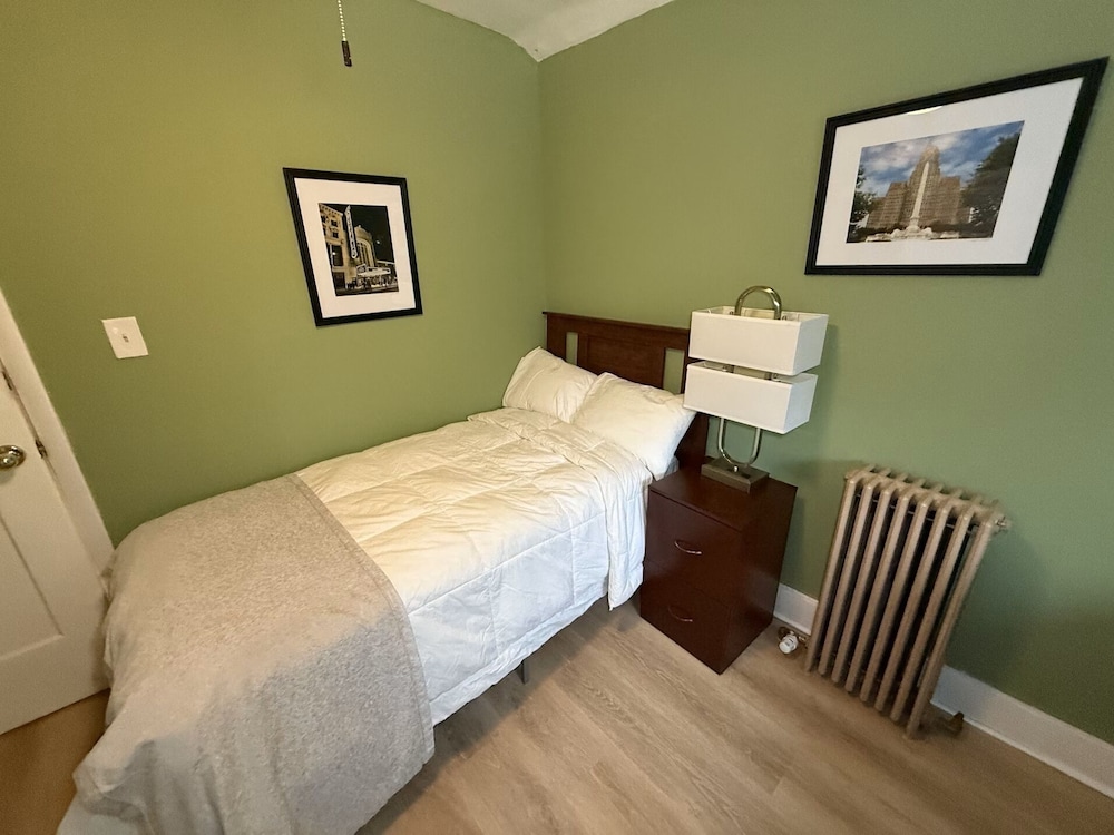 Standard Twin Room, Half Bath photo 1