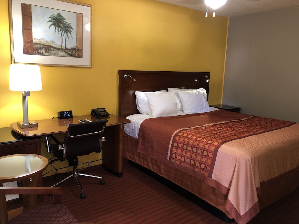 Standard Room, 1 King Bed, Non Smoking photo 1