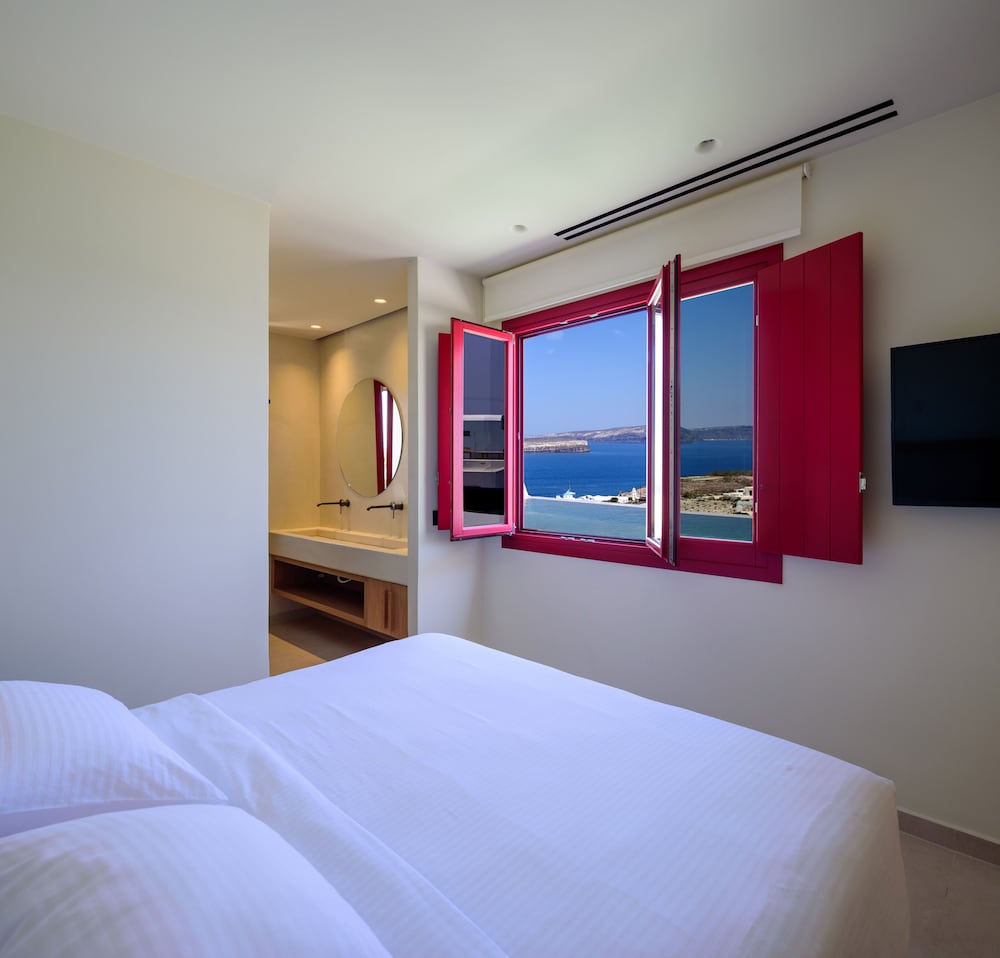 Elegant Suite with Private Heated Pool and Sea View
