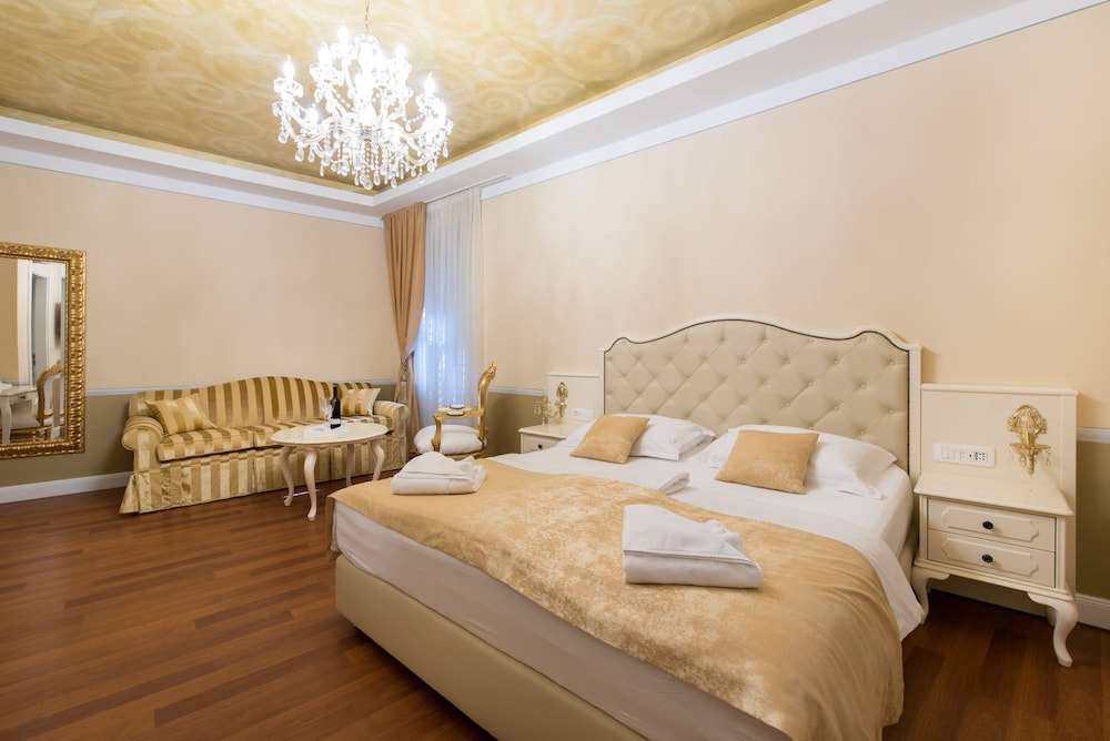 Deluxe Triple Room, Street View photo 1