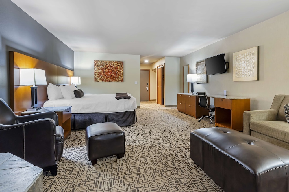 Suite, 1 King Bed, Refrigerator & Microwave (with Sofabed) - Photo 1
