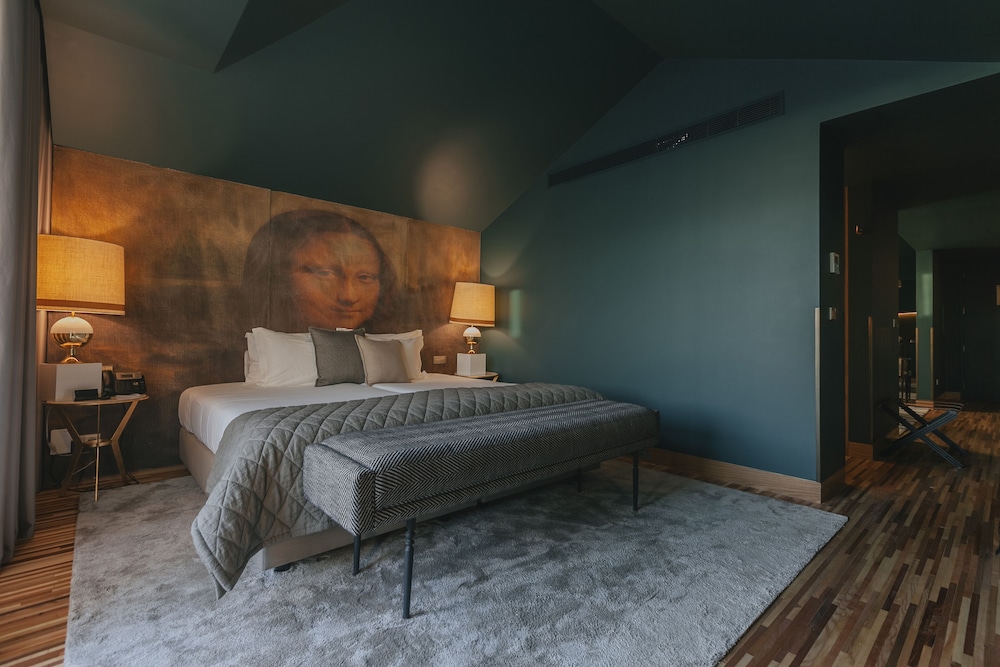 Royal Suite with jacuzzi (or jetted tub)