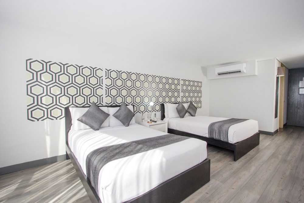 Basic Room, 2 Double Beds - Photo 11