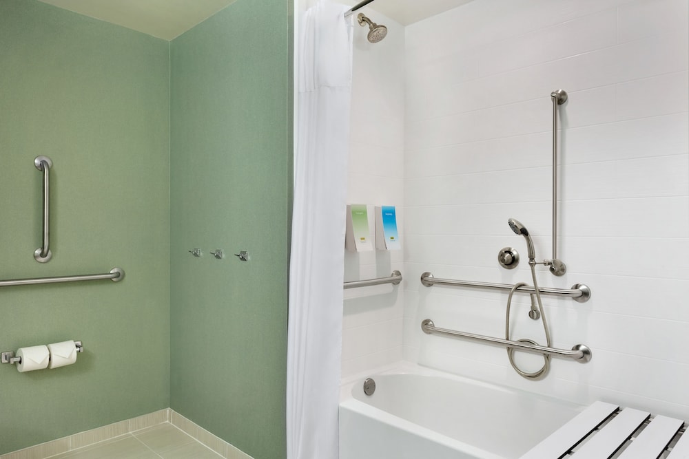 Suite, 1 King Bed, Accessible, Bathtub photo 3