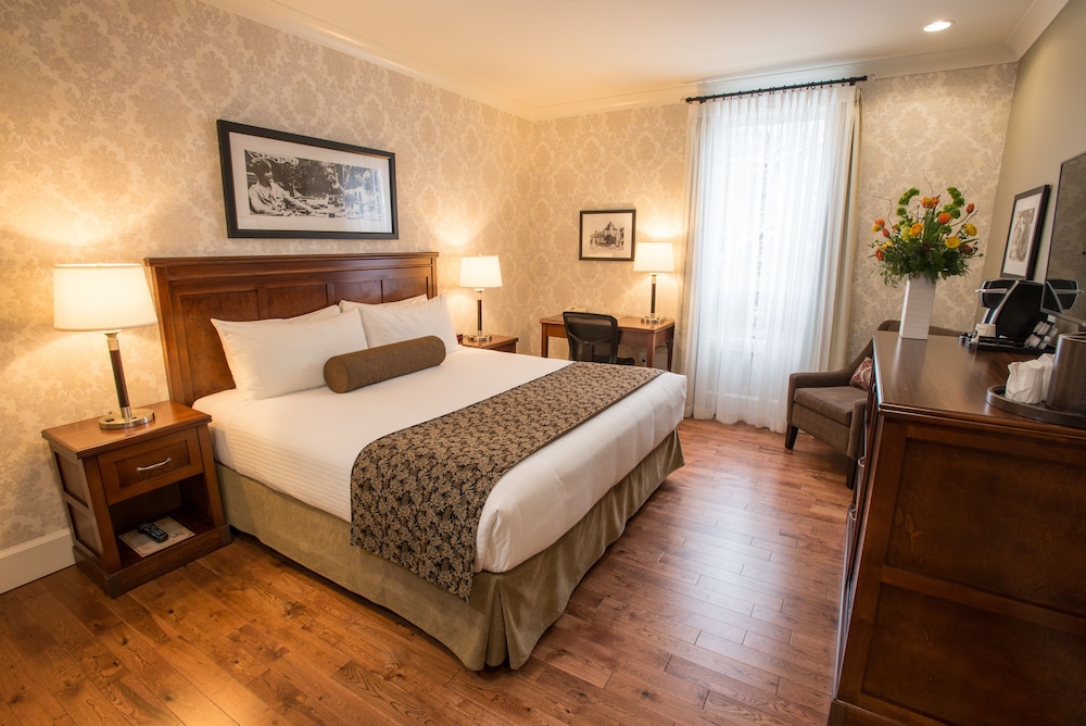 Deluxe Room, 1 King Bed (Rattenburys Room) photo 2