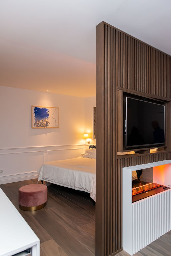 Panoramic Studio Suite, City View photo 3