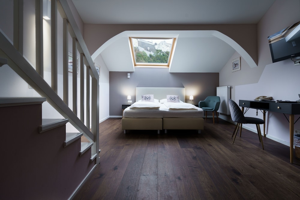 Suite - Photo 1
