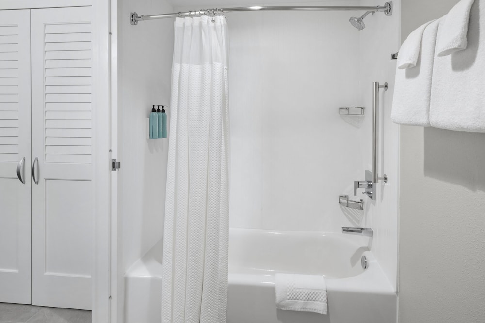 Room, 2 Queen Beds (Mobility/Hearing Accessible, Tub)