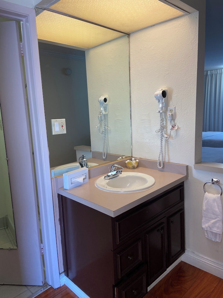 Disability Access, 2 Queen Beds - Photo 2