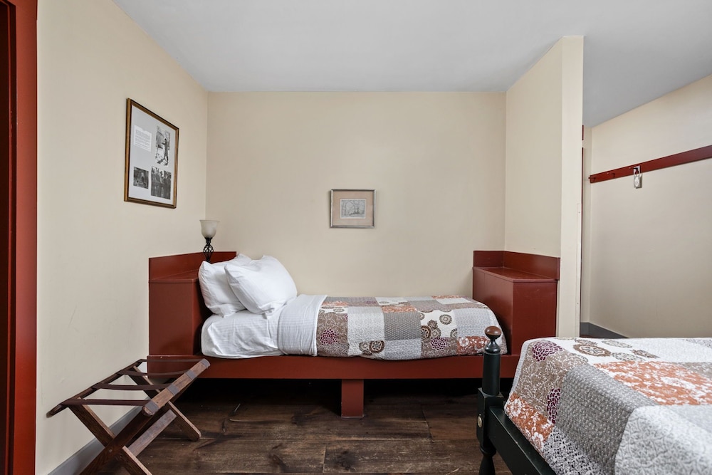 Grand Room, 1 Queen Bed with Twin Bed photo 2