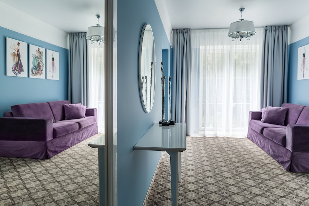 Deluxe Studio Suite, 1 King Bed photo 2