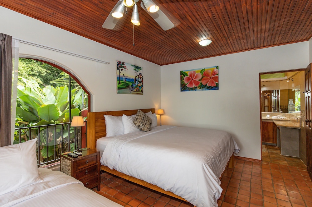 Casa Familiar, 4 habitaciones, piscina privada, frente al mar