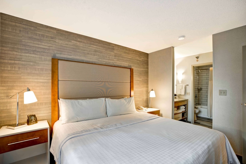 Suite, 1 King Bed with Sofa bed, Accessible, City View (Roll-in Shower) - Photo 2