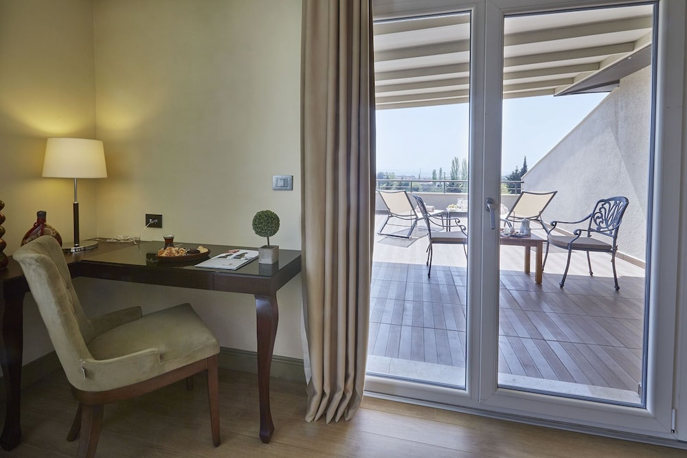 Suite, Multiple Beds, Non Smoking, Corner photo 3