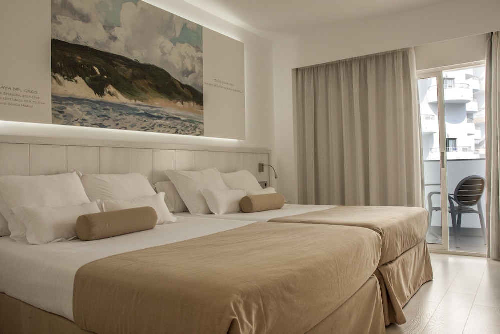 Room (Tower Supreme 2 adults + 2 children)