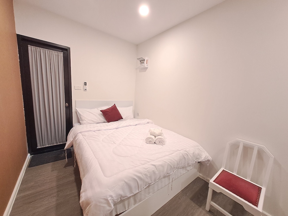 Standard Studio, 1 Queen Bed, Garden View