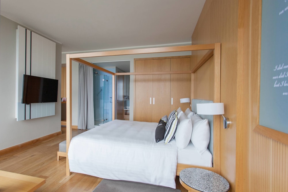 Suite, 1 King Bed with Sofa bed, Sea View (Balcony)