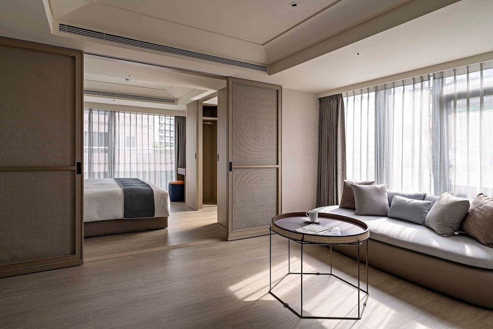 Deluxe Studio Suite, 1 King Bed, City View (King)