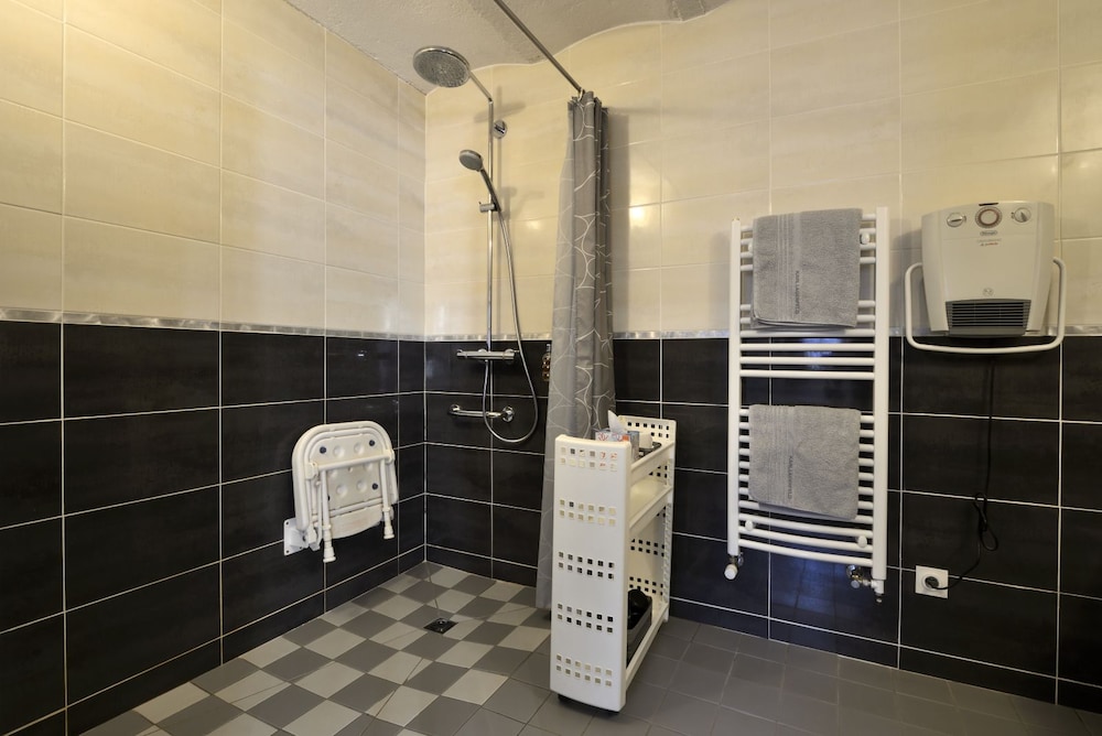 Classic Double Room, 1 Queen Bed, Private Bathroom photo 2