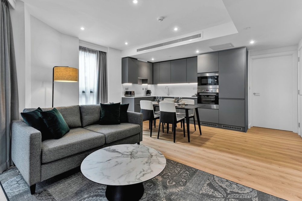 Two Bedroom City Apartment - Photo 2