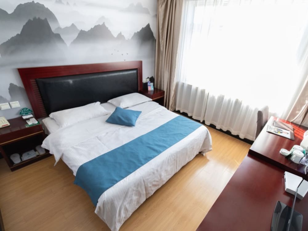 Superior Room, 1 King Bed photo 1