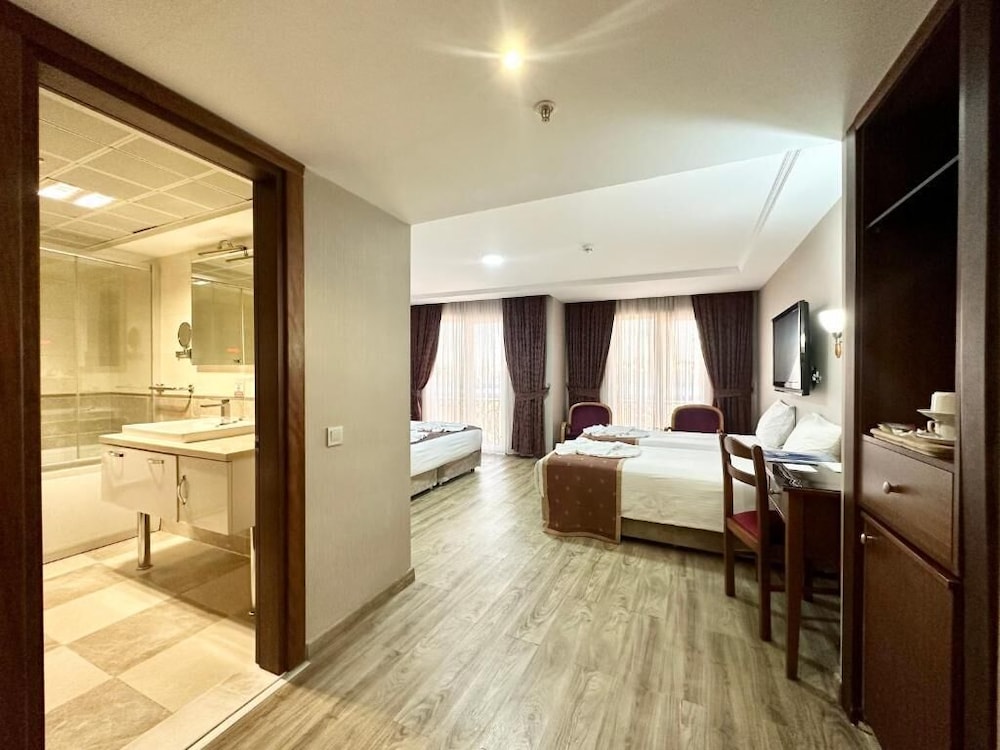 Family Quadruple Room, 1 Bedroom, Non Smoking, City View photo 3