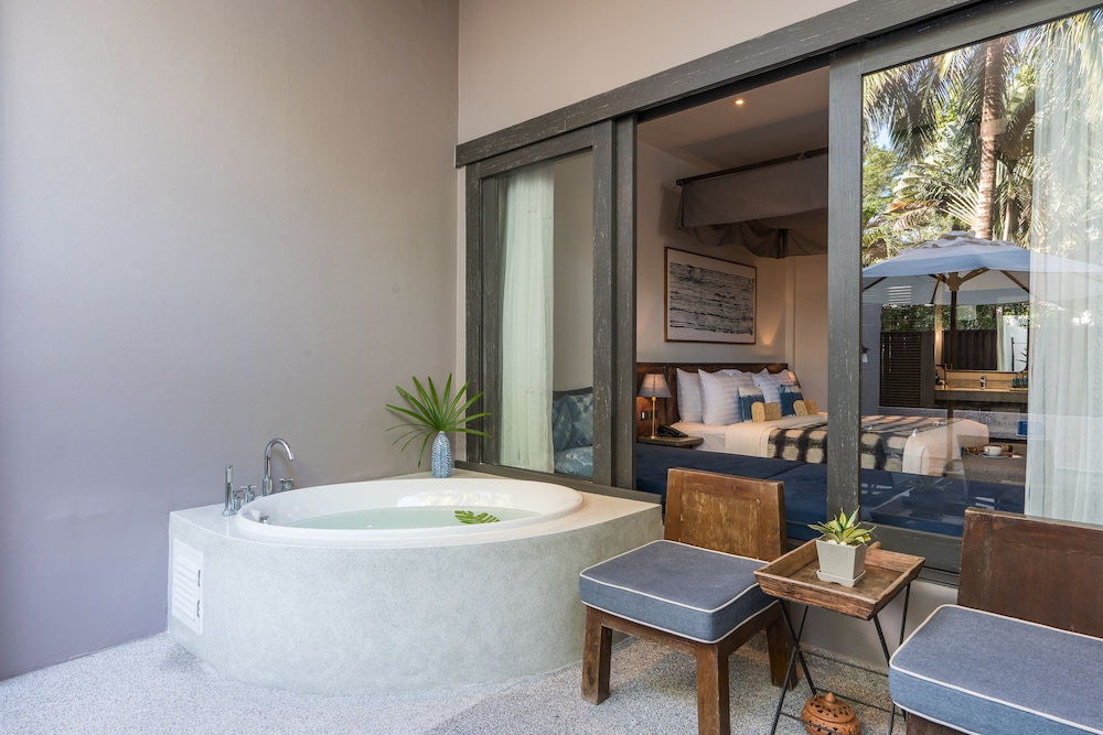 Pool Suite - Photo 7