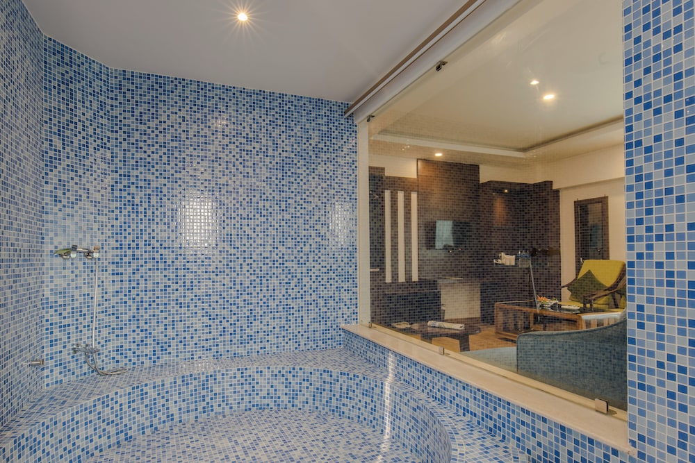 Executive Room - Photo 5