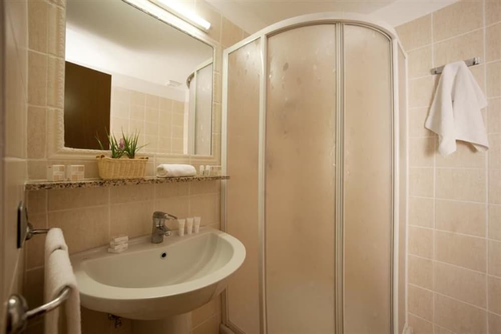 Basic Quadruple Room photo 2