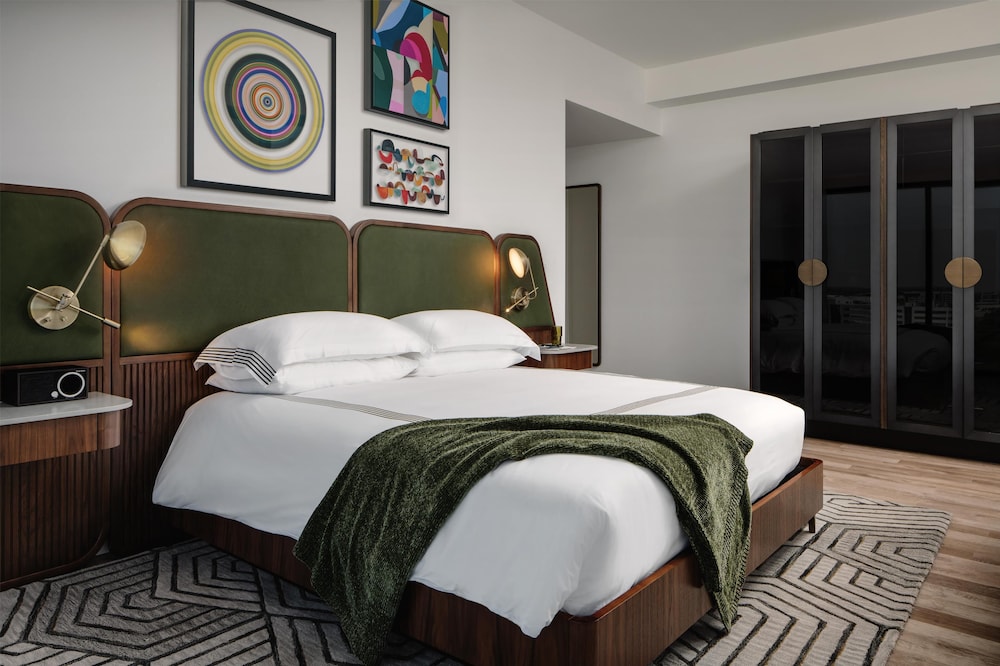 Studio Suite, Corner - Photo 1
