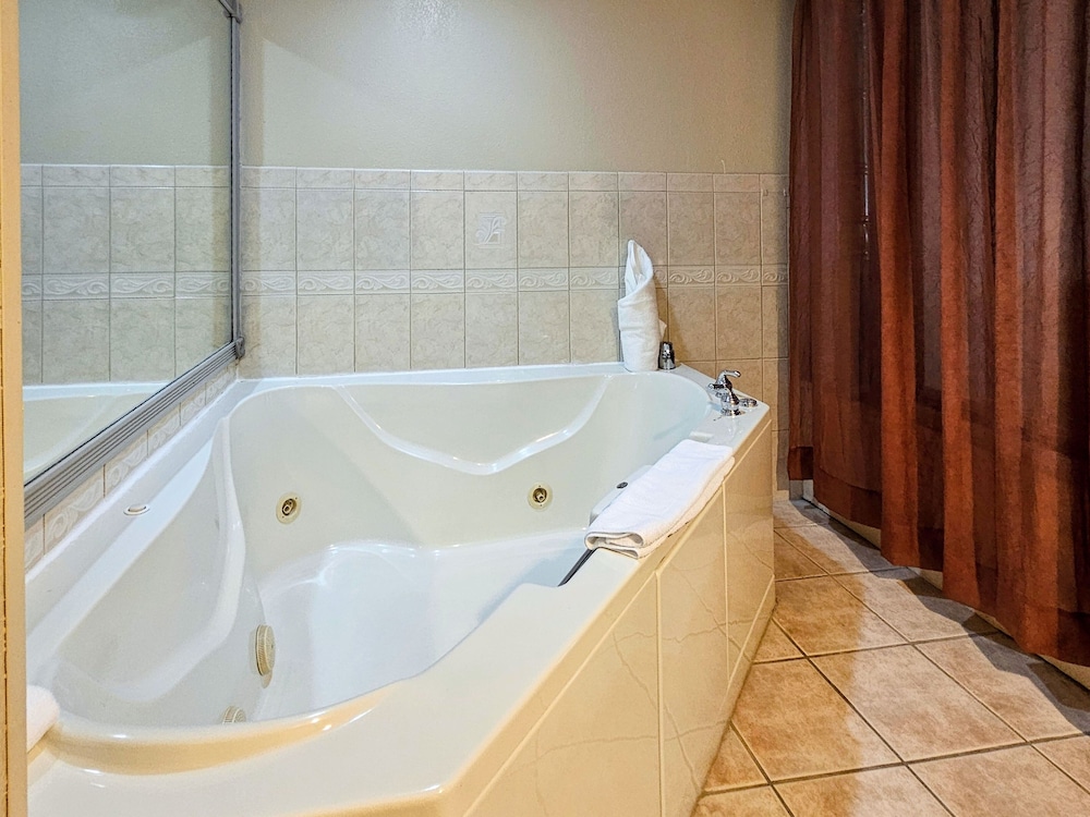 Suite, 1 King Bed (Additional Living and Dining Area) - Photo 1