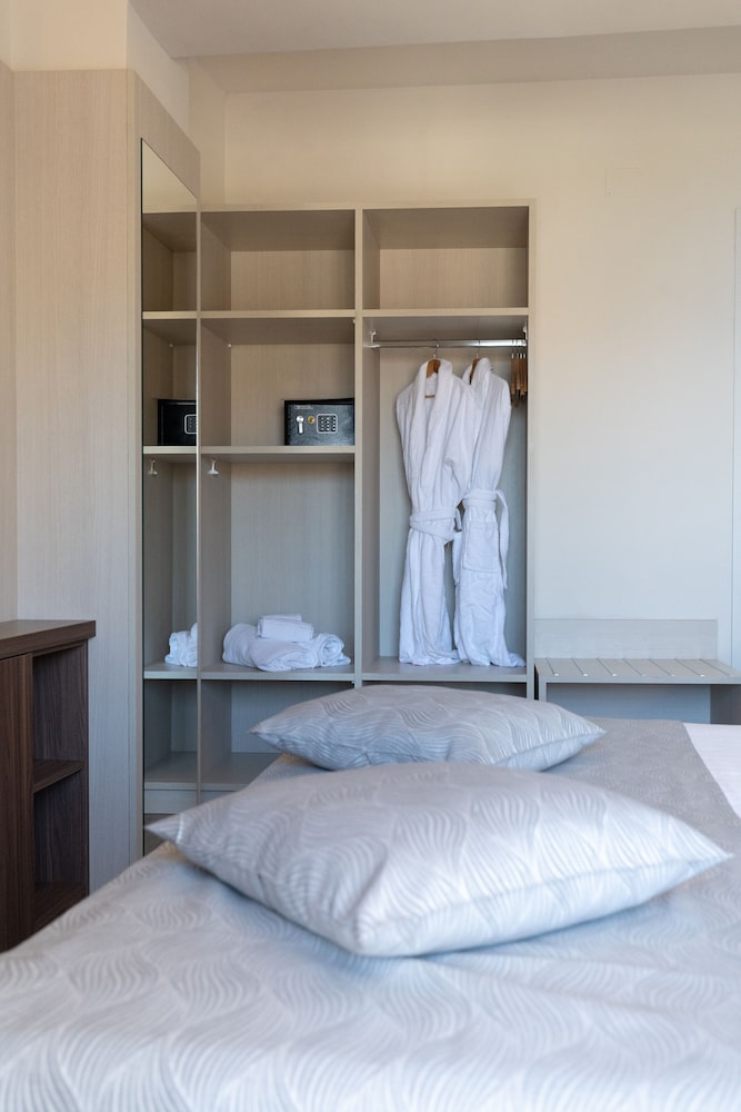 Deluxe Double or Twin Room, Balcony, Sea View - Photo 10