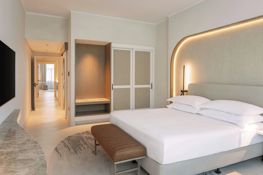 Family Duplex Suite, Club lounge access, 2 Bedroom Signature Suite, Garden view, Nonsmoking