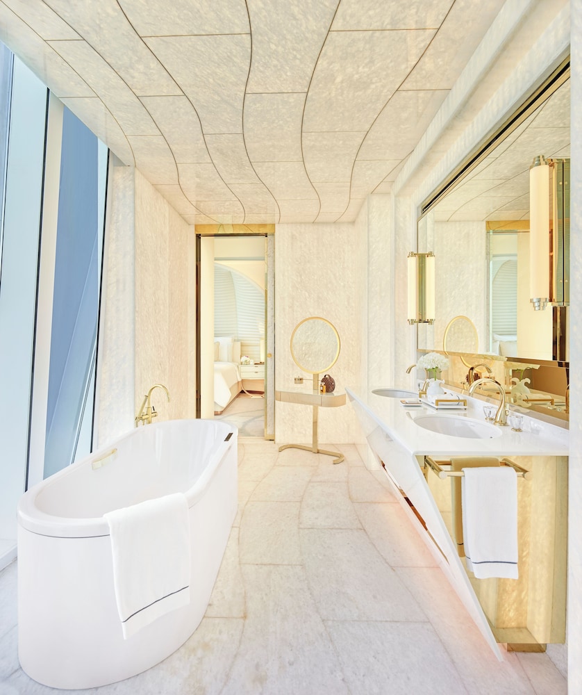 Diplomat Corner Suite - Photo 7