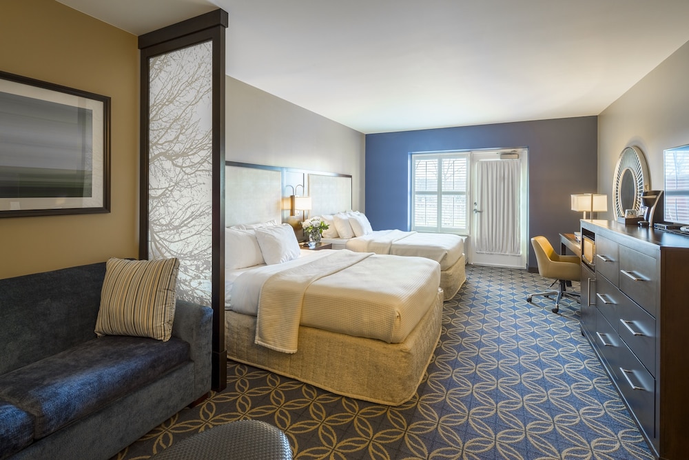 Deluxe Room, Multiple Beds - Photo 2